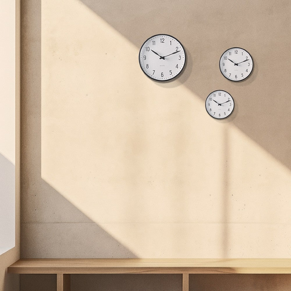Arne Jacobsen Station Wall Clock Dia: 16 cm - White/Black